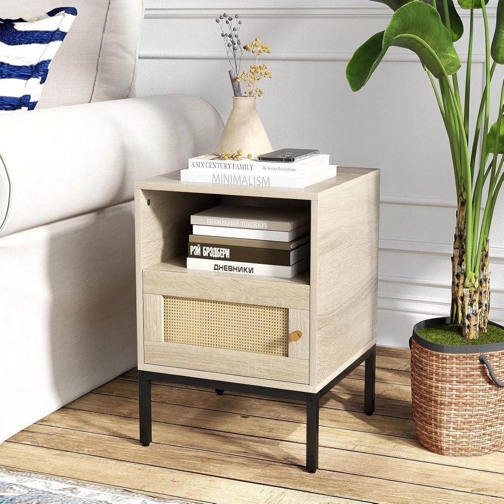 Comodino in Rattan, Tavolino Boho con Armadietto e Mensola, Tavolino Accento per Letto con Gambe in Metallo, Tavolino Compatto in Stile Fattoria per Camera da Letto, Soggiorno, Naturale