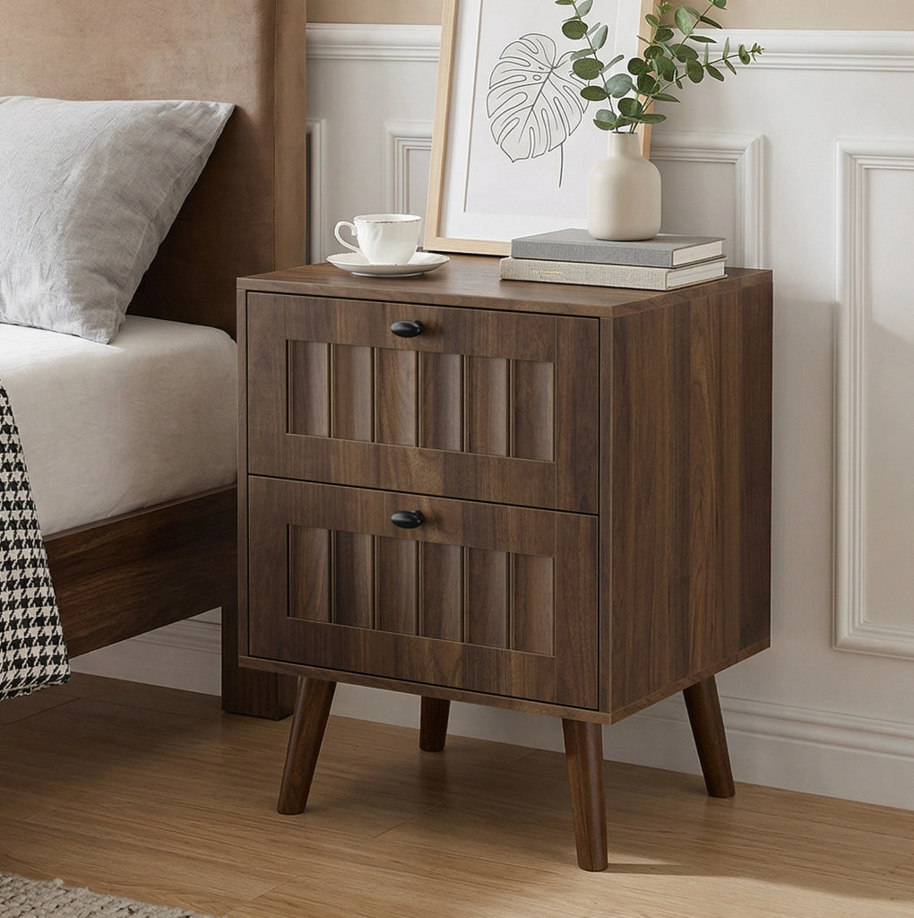 Comodino in legno color noce con due cassetti