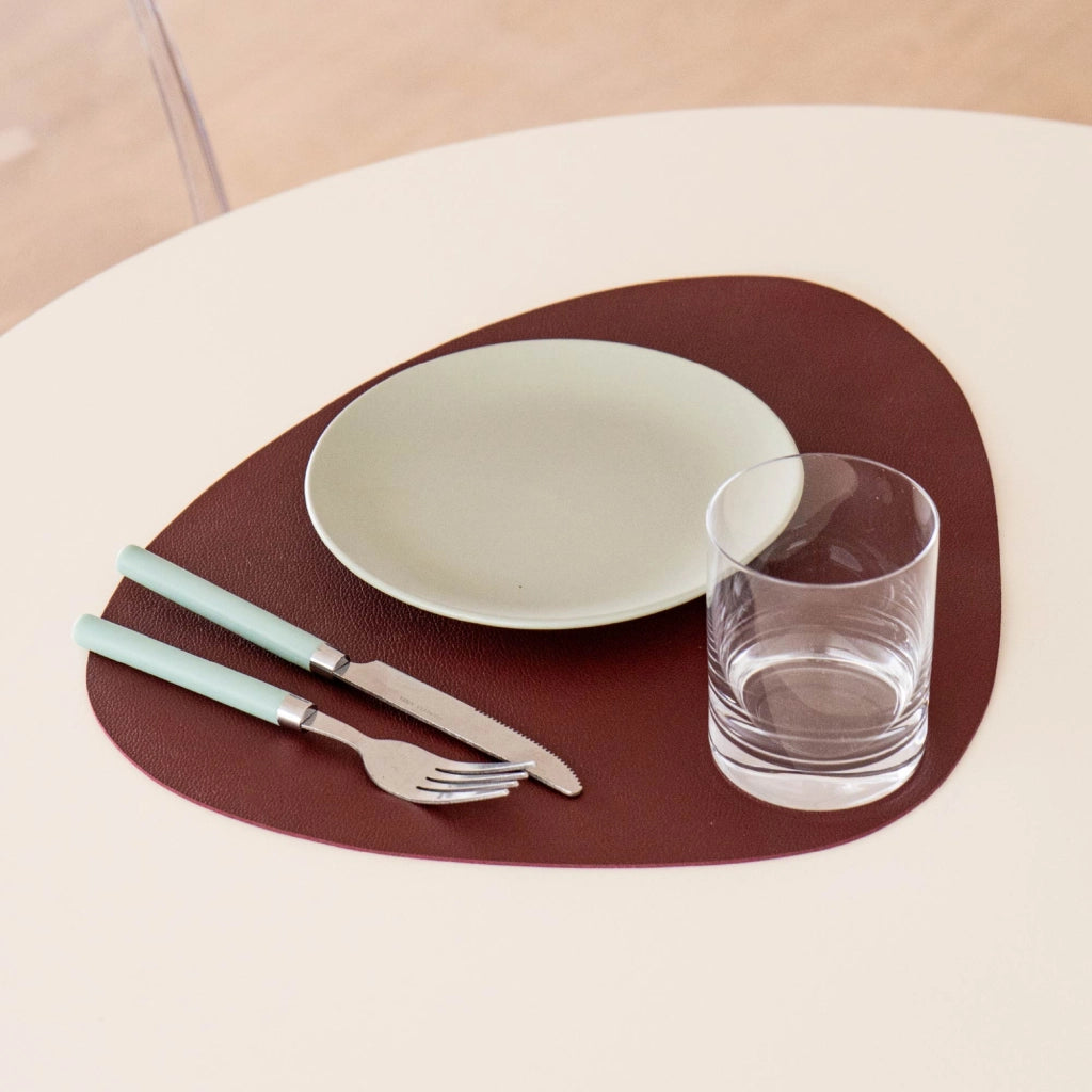 Set di 4 Tovagliette Americane in Similpelle – Eleganti, Antimacchia, Antiscivolo, Impermeabili, Termoresistenti e Lavabili – Utilizzabili da Entrambi i Lati, Ideali per Tavolo da Pranzo o Cucina Bordeaux