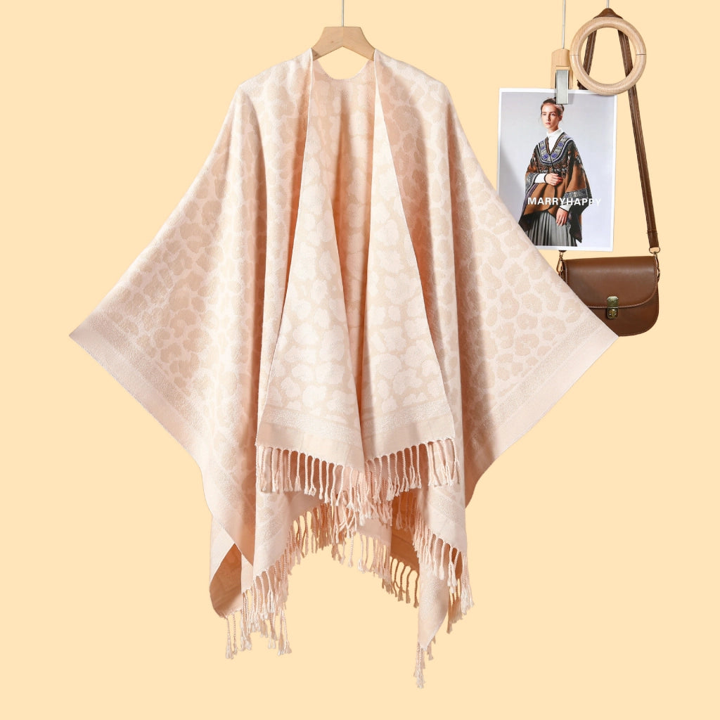 Elegante e classico scialle con spacco e nappe a stampa leopardata.