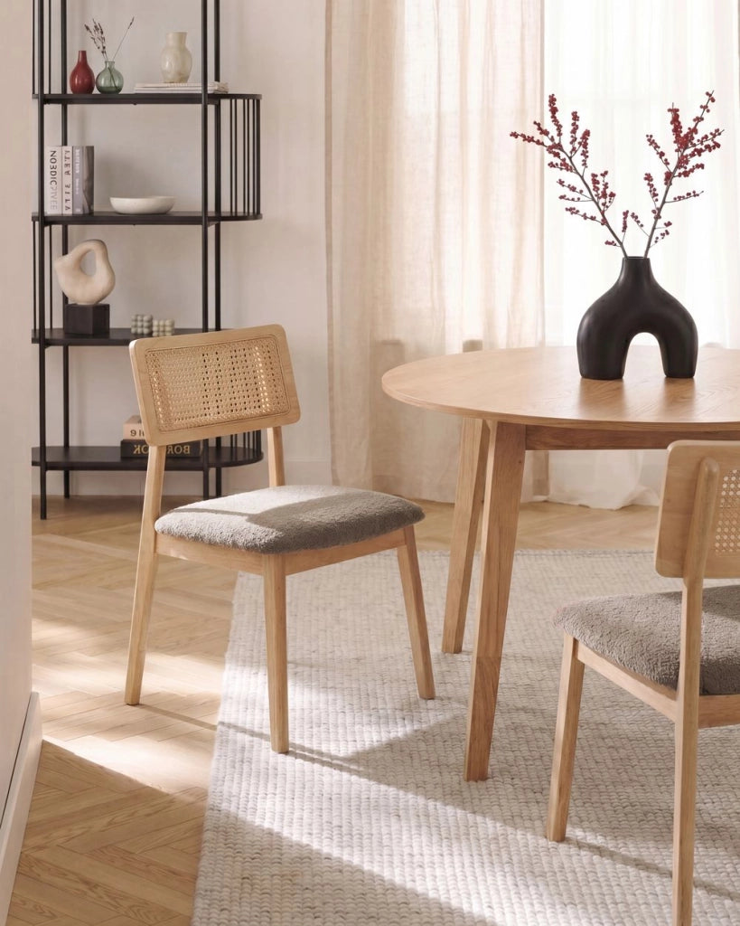 Set di 2 Sedie da Pranzo Tortora con Seduta Imbottita in Tessuto Bouclé e Struttura in Legno Embar