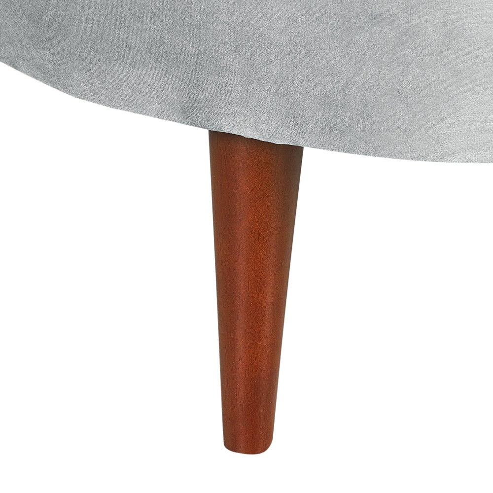 Chaise Lounge in velluto grigio chiaro lato destro gambe in legno scuro design moderno