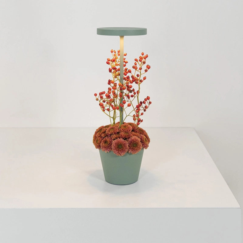 Lampada a led da tavolo Poldina Reverso Verde Salvia ricaricabile e dimmerabile con batteria fino a 12 ore. Da esterno IP65
