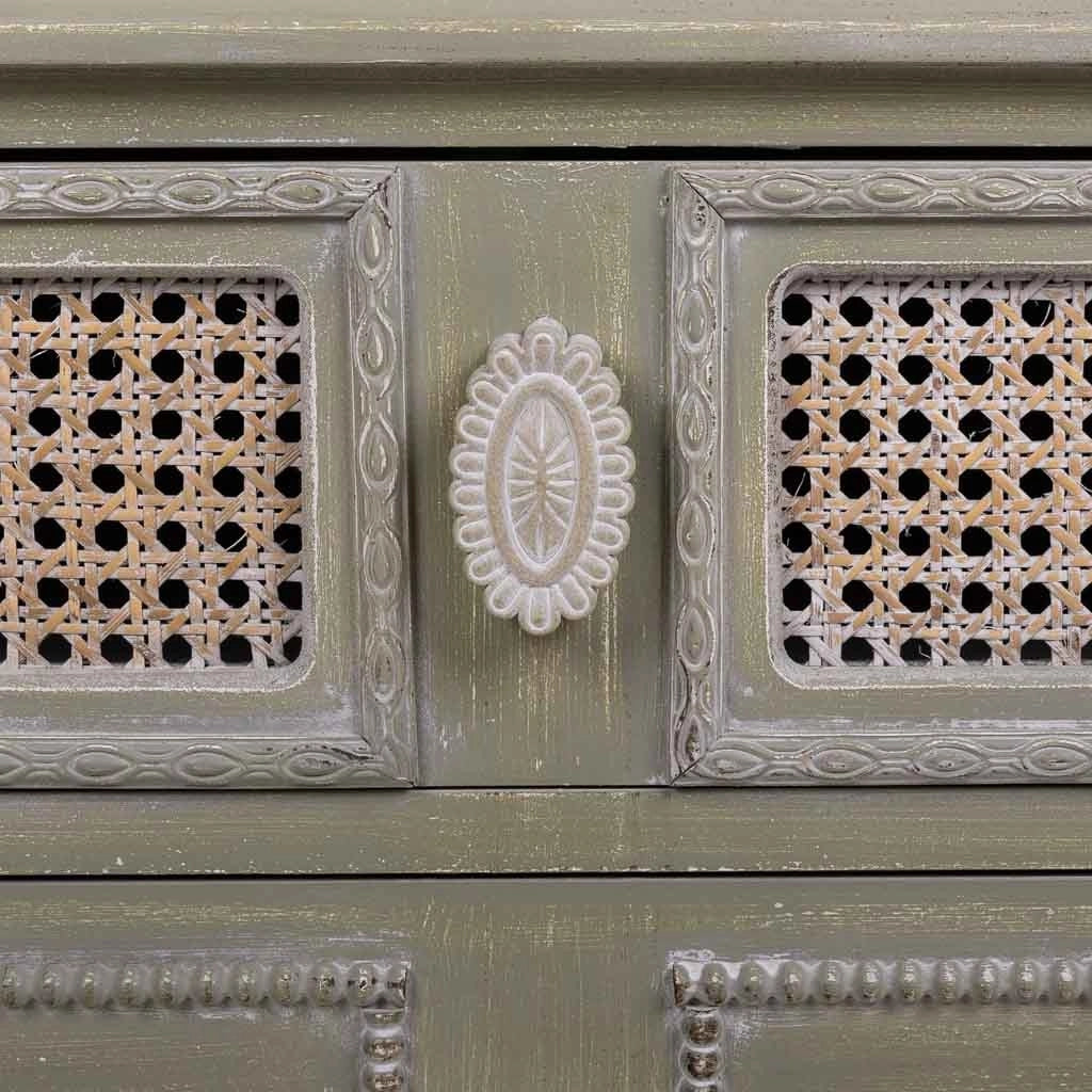 Comodino in legno con 3 cassetti, dimensioni 65x36x70 cm.