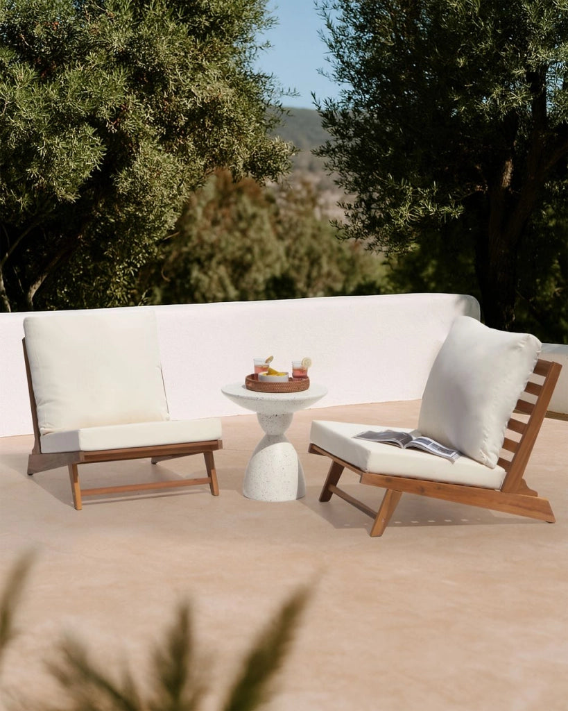 Set di 2 Poltroncine in legno di acacia colore bianco sporco con schienale e cuscini per la seduta Design perfetto per interni ed esterni, che unisce stile moderno e rustico.