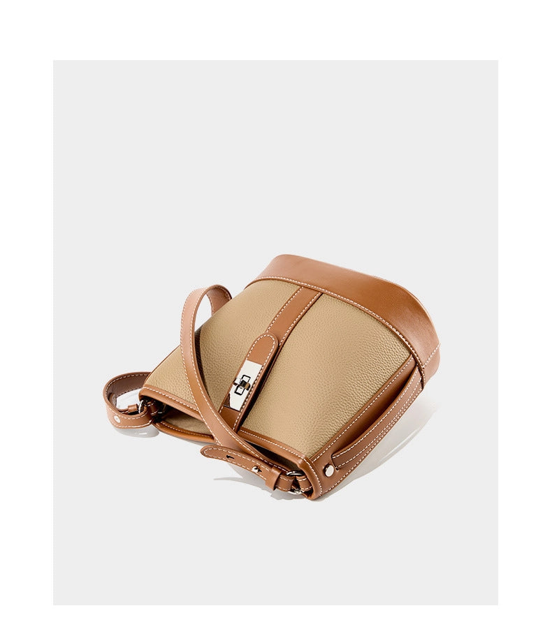 Borsa a tracolla in vera pelle da donna, colore marrone.