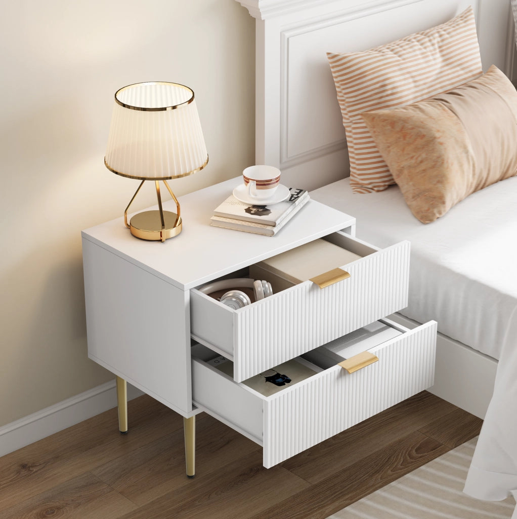 Comodino 64.0x47.0x14.5 cm con 2 cassetti; design a scanalature; in MDF e truciolare bianco