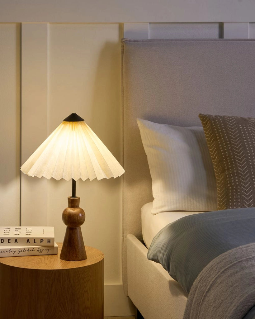Lampada da tavolo in carta beige e legno di mango per soggiorno e camera da letto stile moderno e contemporaneo