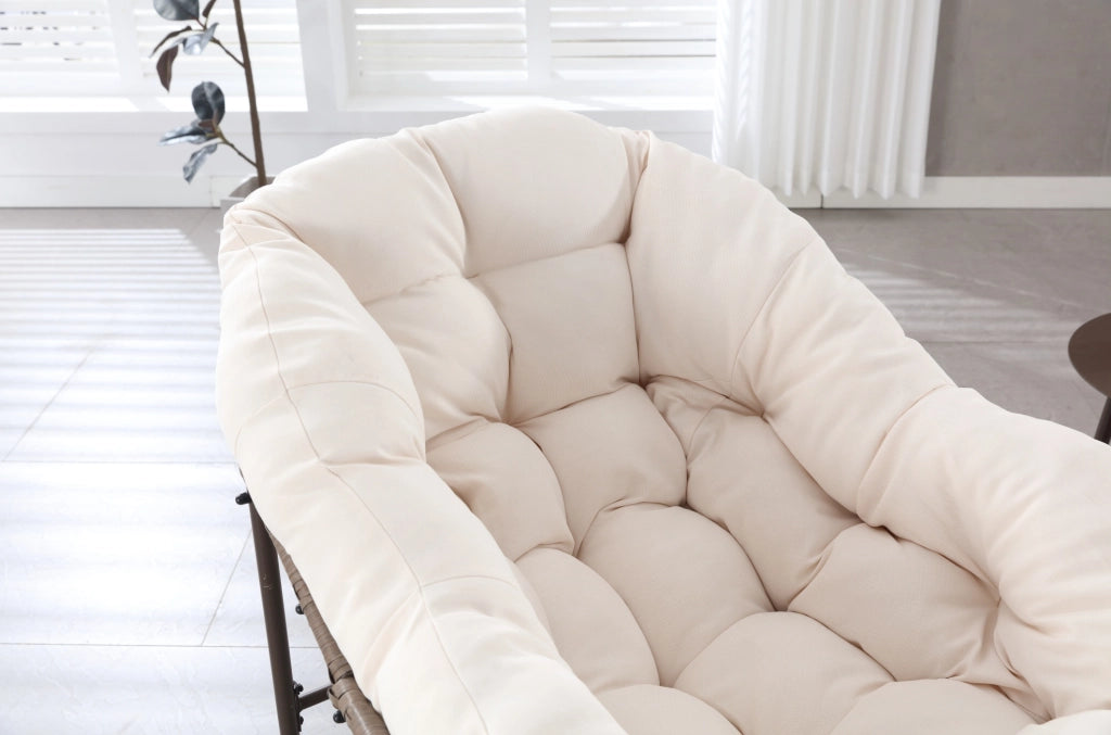 Poltrona a dondolo da esterno oversize 78x106x90 cm; bianca; in acciaio e rattan intrecciato