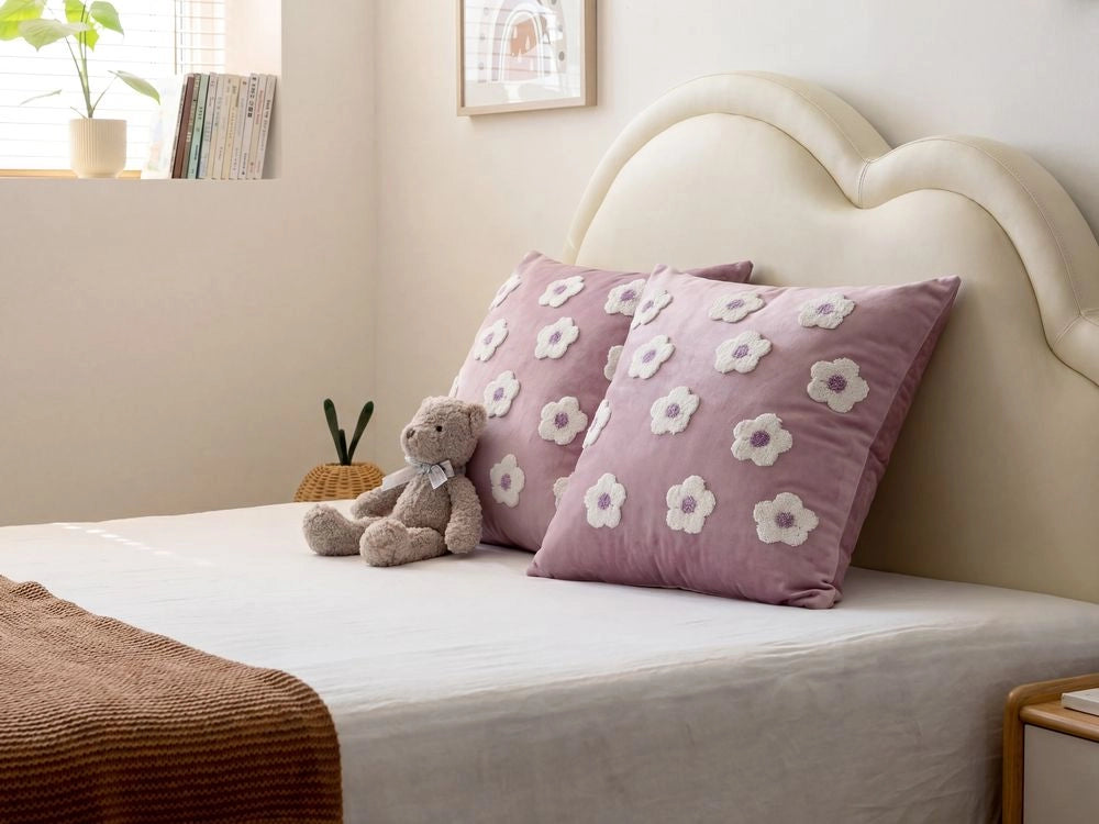 Set di 2 cuscini in velluto lilla ricamati con motivo a fiorellini 45 x 45 cm morbida imbottitura