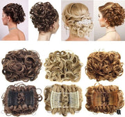 Estensioni clip-in per capelli naturali voluminosi e ricci, colore zandbruno o biondo platino.