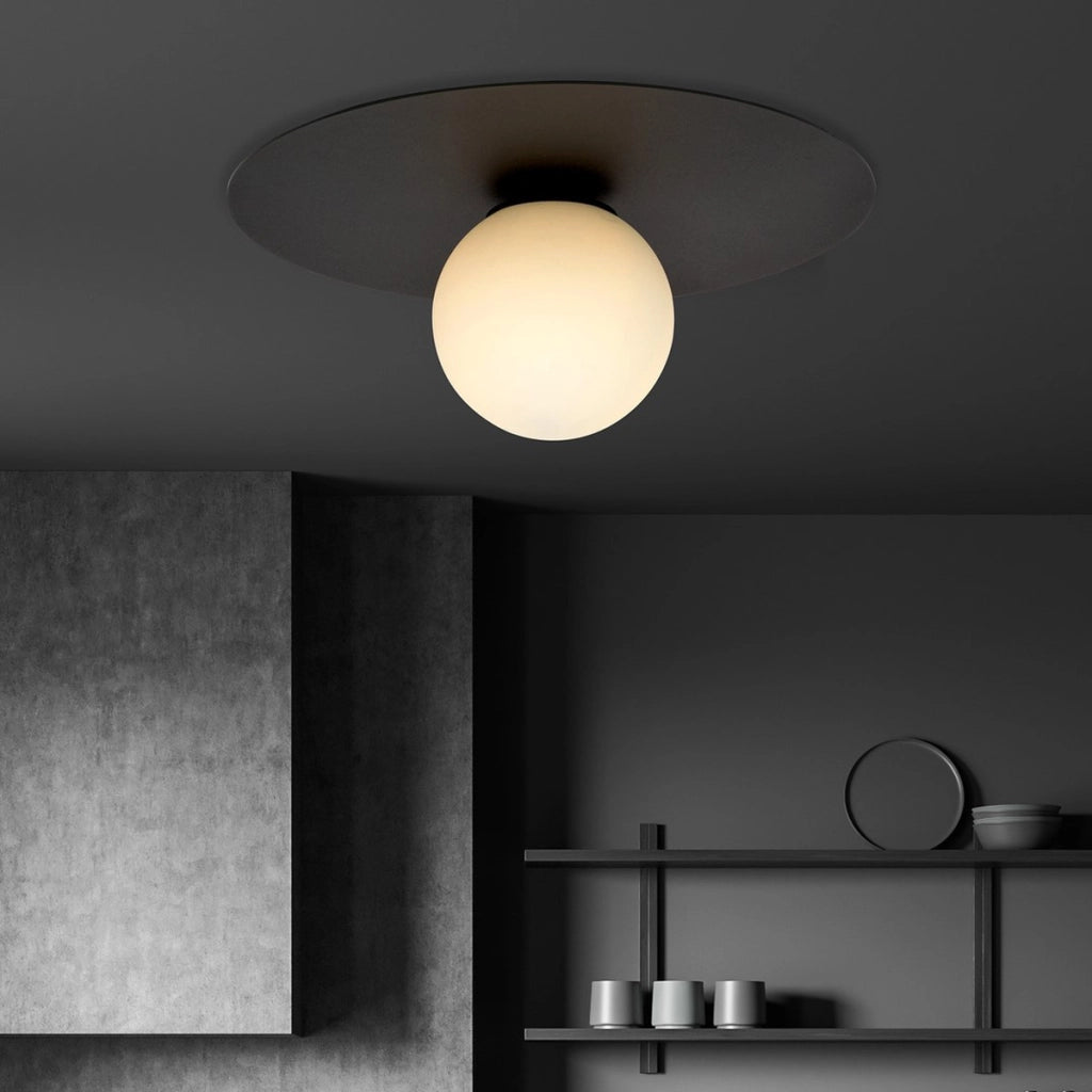 Lampada a sospensione Solar con base in acciaio nero e vetro opalino