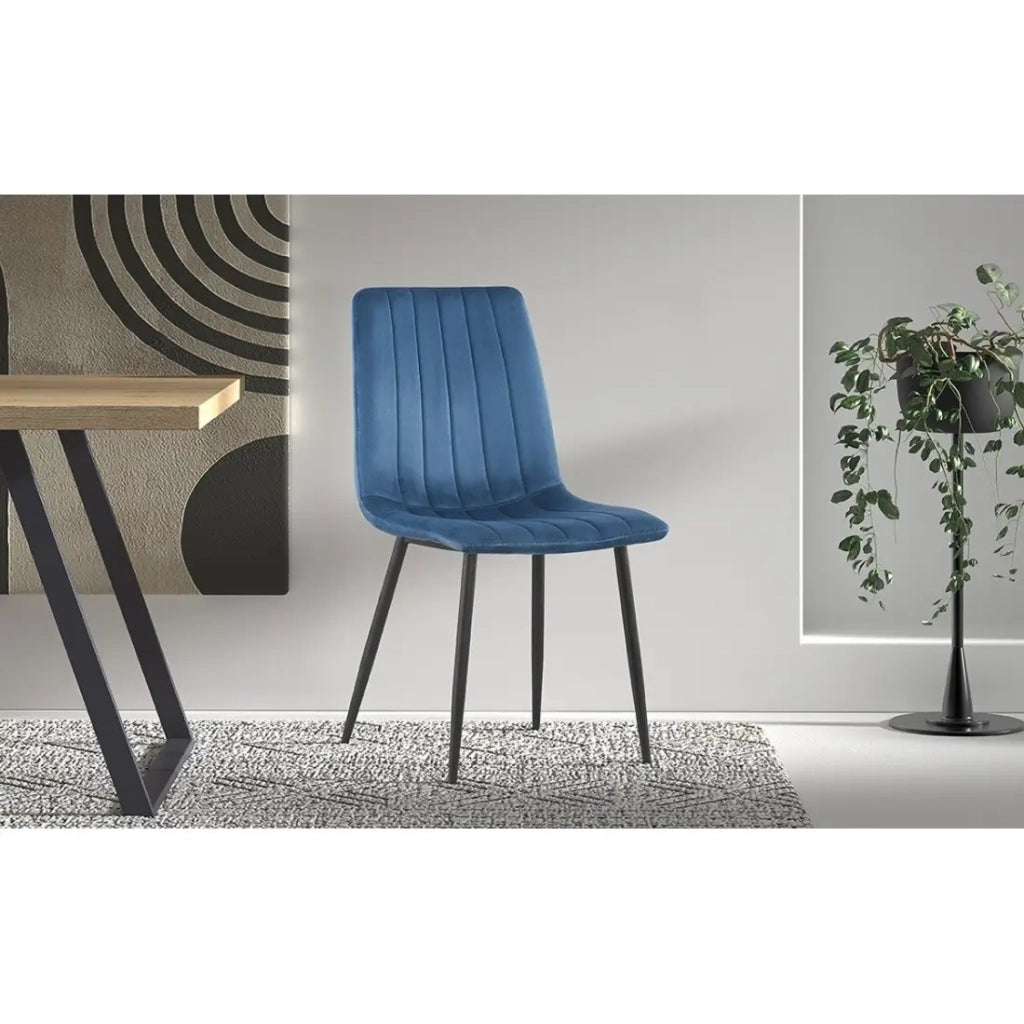 Sedia BRUCE – Velluto blu – Piedi in metallo nero – H86 x L45 x P55 cm