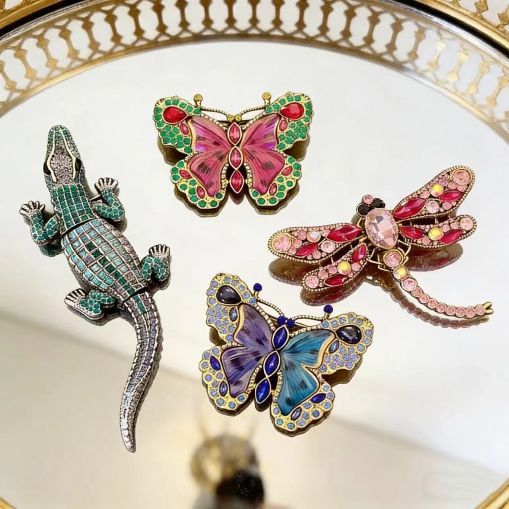 Spilla a forma di libellula e farfalla in cristallo con diamanti, di alta gamma, sottilmente lussuosa e dallo stile vintage.