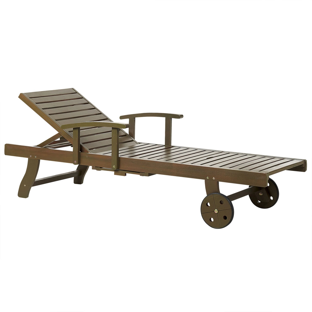 Lettino prendisole da esterno in legno di acacia scuro con cuscino rosso stile rustico giardino terrazzo