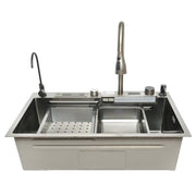 Lavello da cucina multifunzionale in acciaio inox con due rubinetti, display digitale per la temperatura, funzione cascata, dispenser di sapone, scolapasta, vassoio, tagliere e accessori di drenaggio inclusi, dimensioni 75x46x23,5 cm