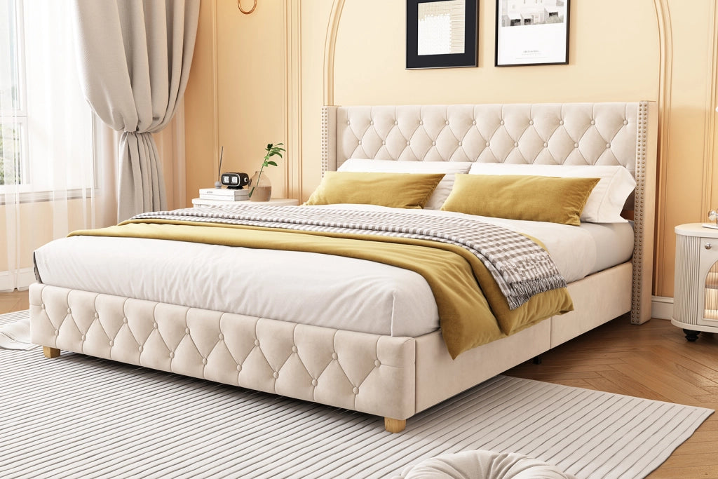 Letto capitonné – 160x200 cm – bottoni borchie gambe legno – velluto beige chiaro
