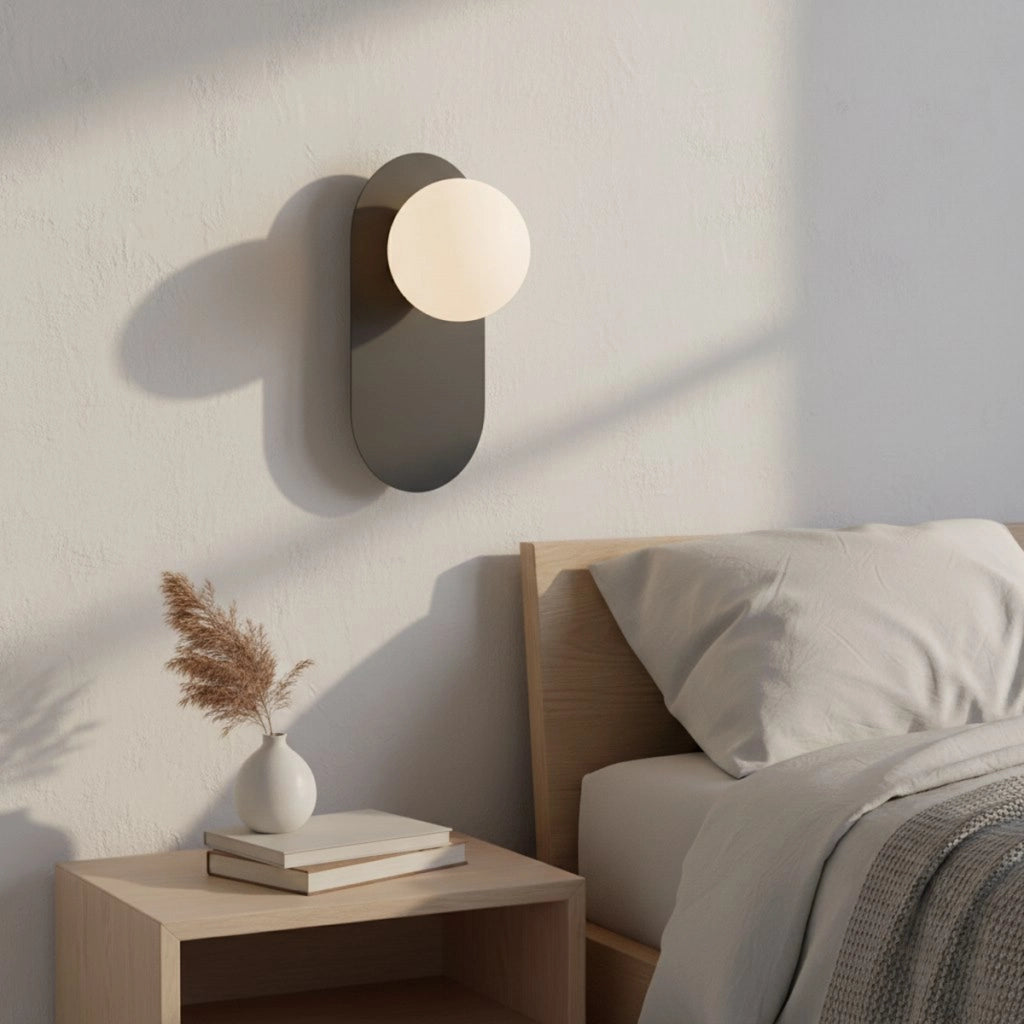 Lampada da parete Viva in acciaio nero e vetro opaco