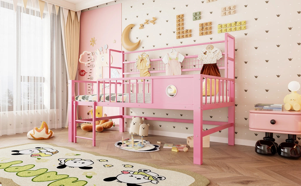 Letto a soppalco basso per bambini 90x200 cm in metallo rosa con griglie di sicurezza, asta appendiabiti e ripiani