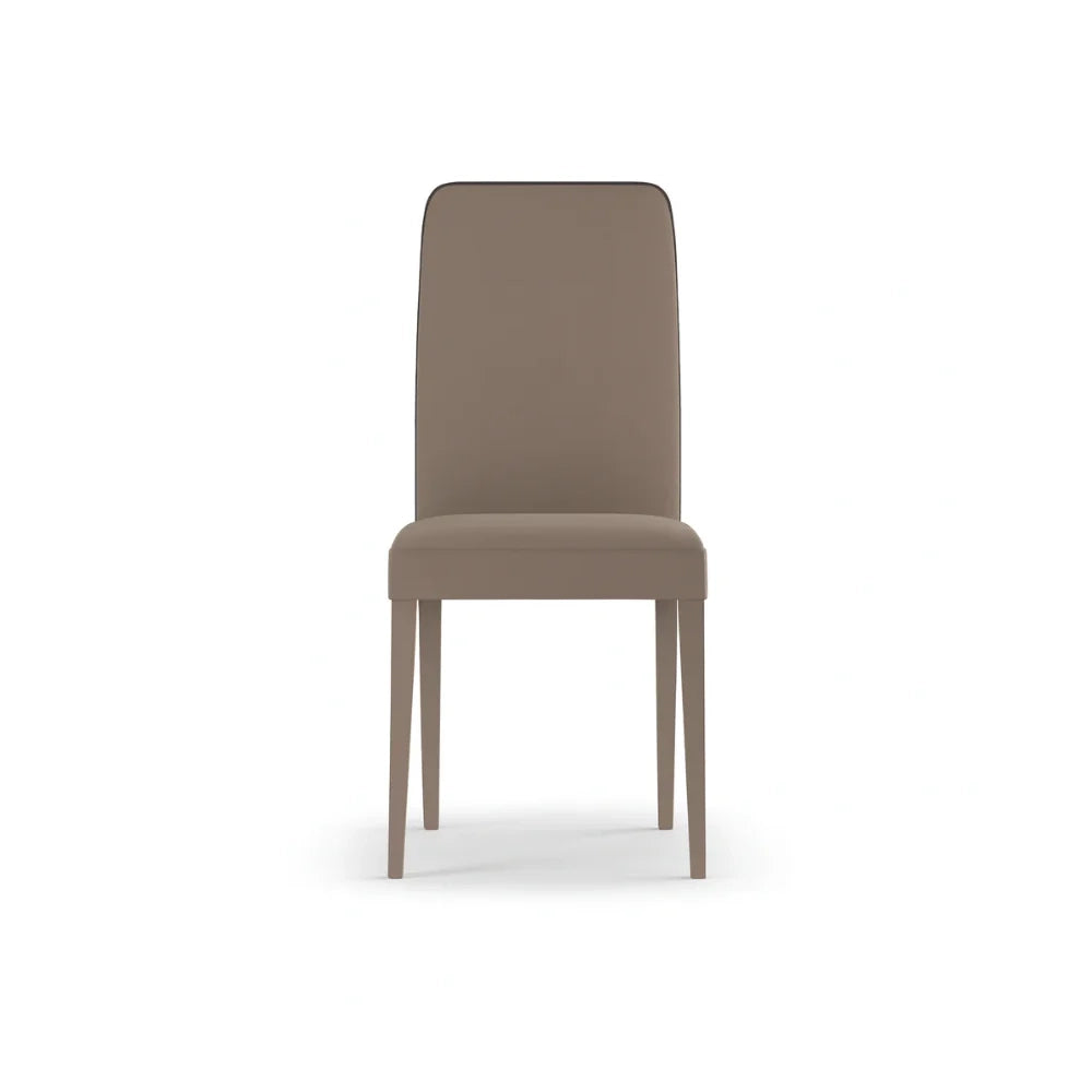Set di 2 sedie da pranzo imbottite in similpelle beige Alina con struttura in legno facili da pulire Made in Italy | Duzzle