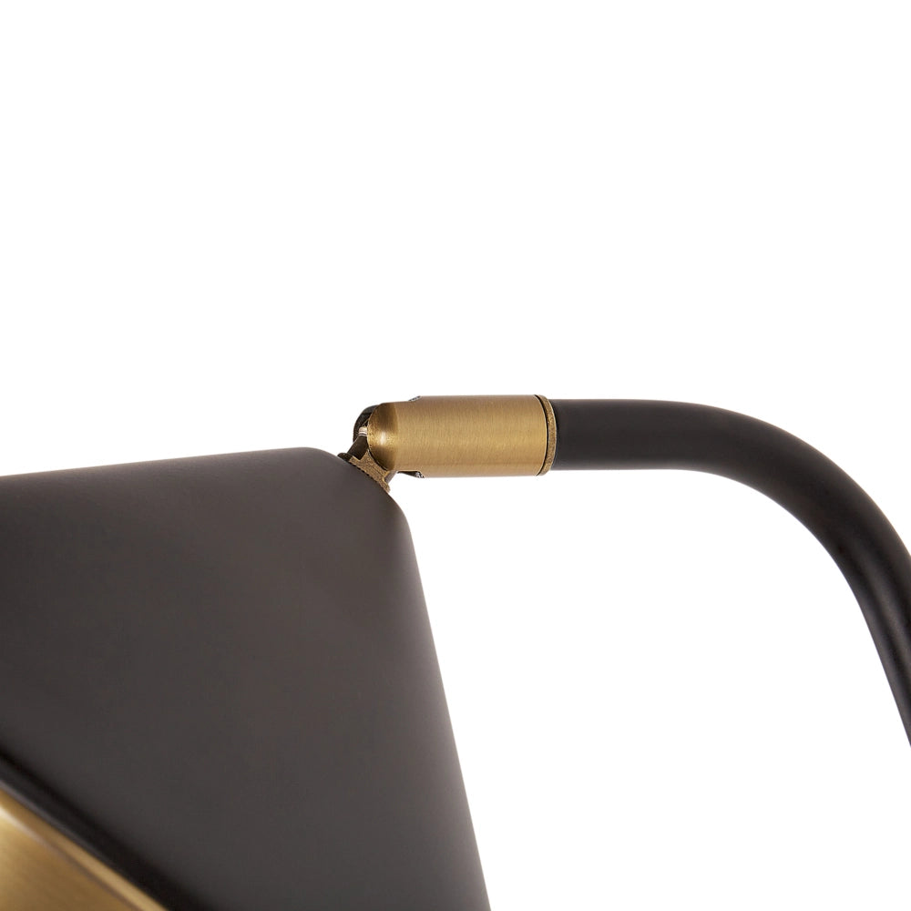 Lampada da parete in metallo ramato con paralume a cono nero stile industriale moderno glamour