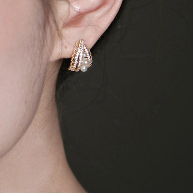 Orecchini a perla con microzirconi ispirati al balletto.