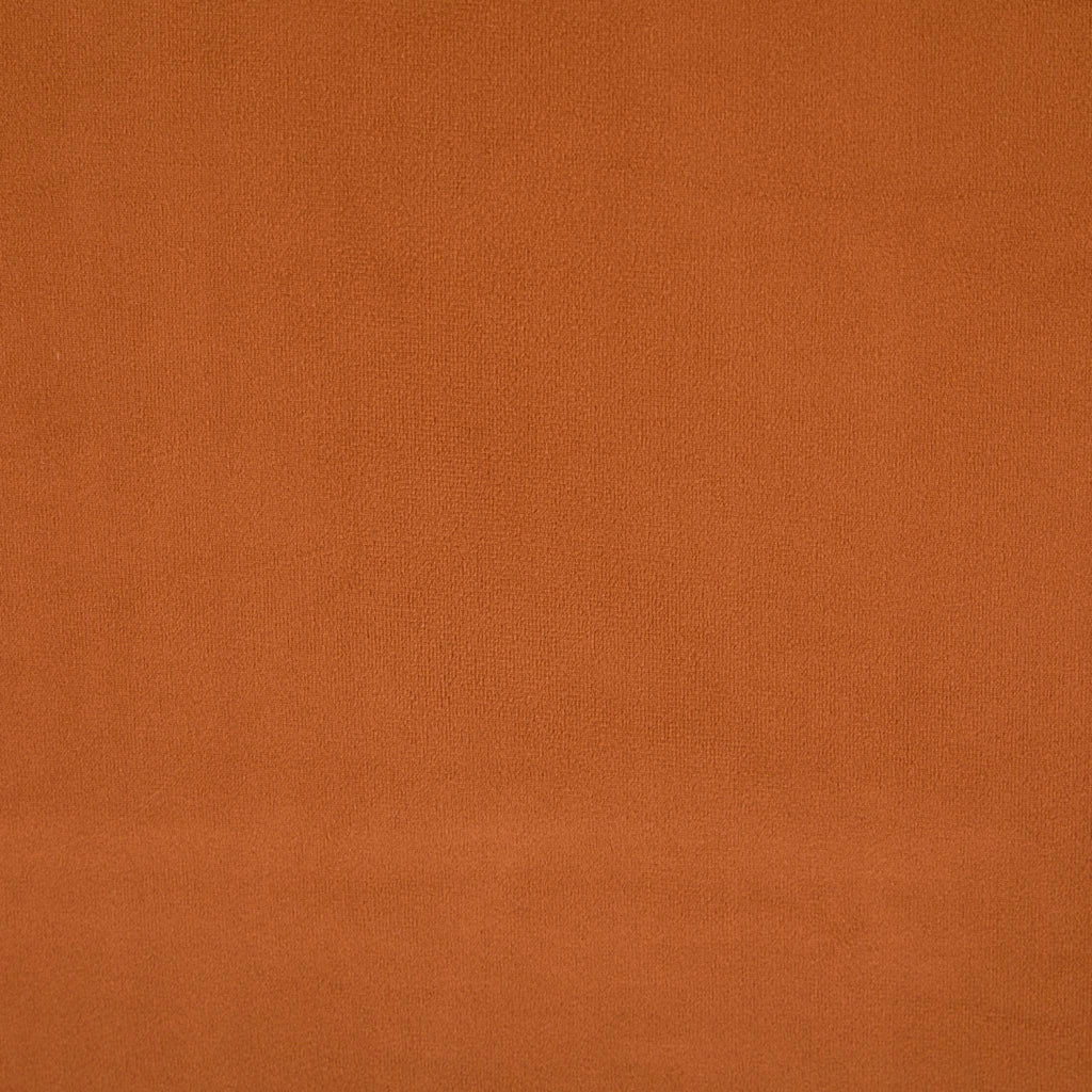 Poltrona scandinava in legno di hevea tinto noce e tessuto in velluto,