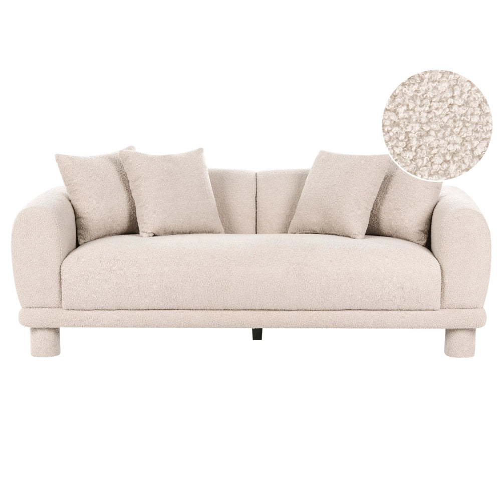 Divano a 3 posti in tessuto beige con cuscini decorativi extra e gambe rivestite stile retrò-moderno