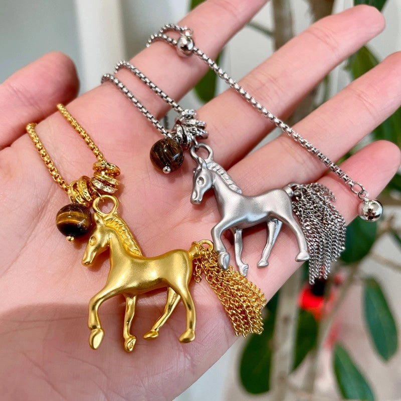 Collana lunga vintage con ciondolo a forma di pony e catena in metallo.