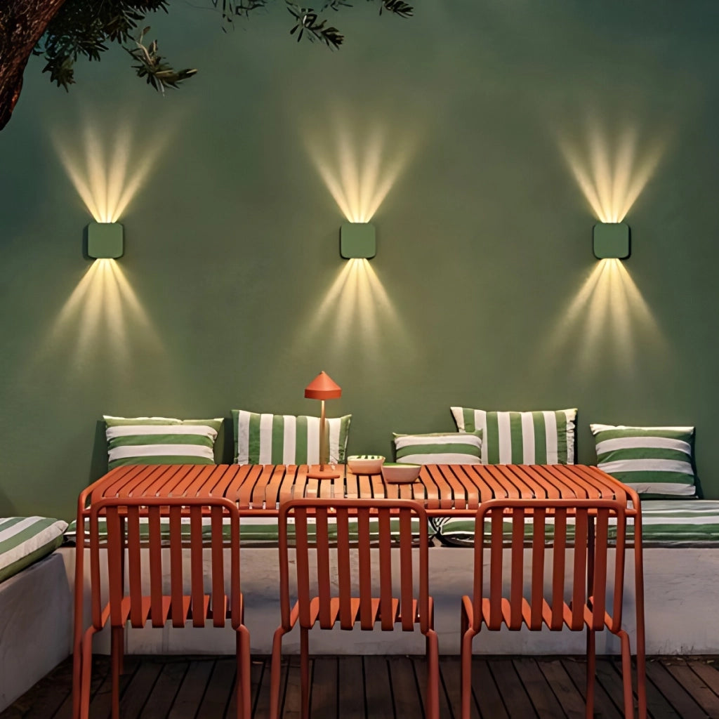 Lampada da parete Roller in alluminio pressofuso, nero opaco, design orientabile 90 gradi con doppia emissione LED 3000K, protezione IP54 per esterni