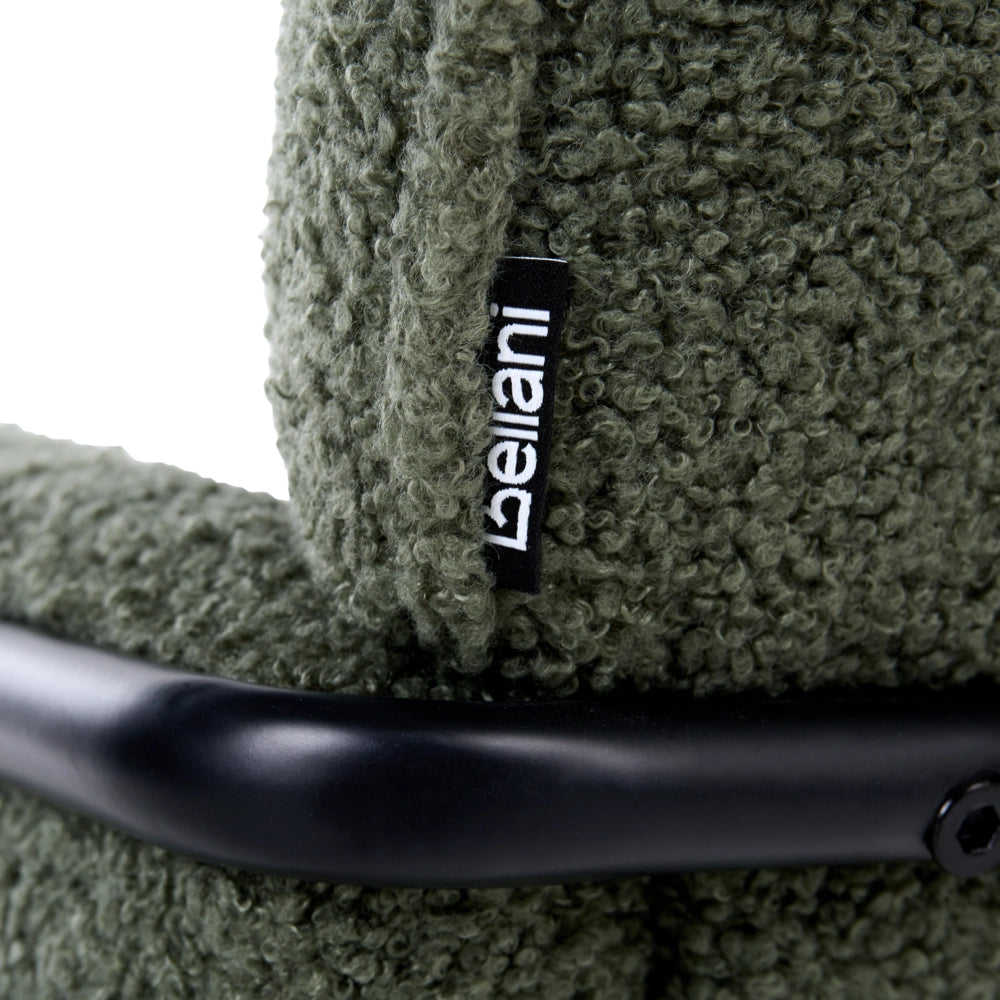 Poltrona verde con rivestimento in bouclé e struttura in metallo stile Century Modern