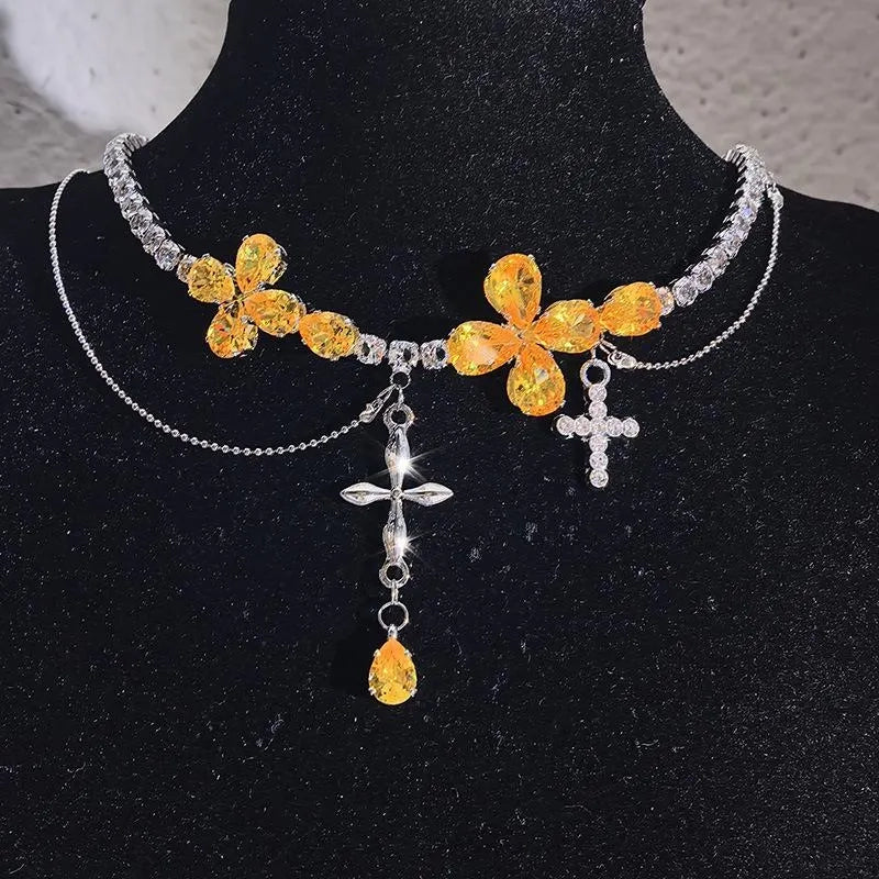 Collana con ciondolo a croce e fiore in zirconi gialli: gioiello fatto a mano con perline.