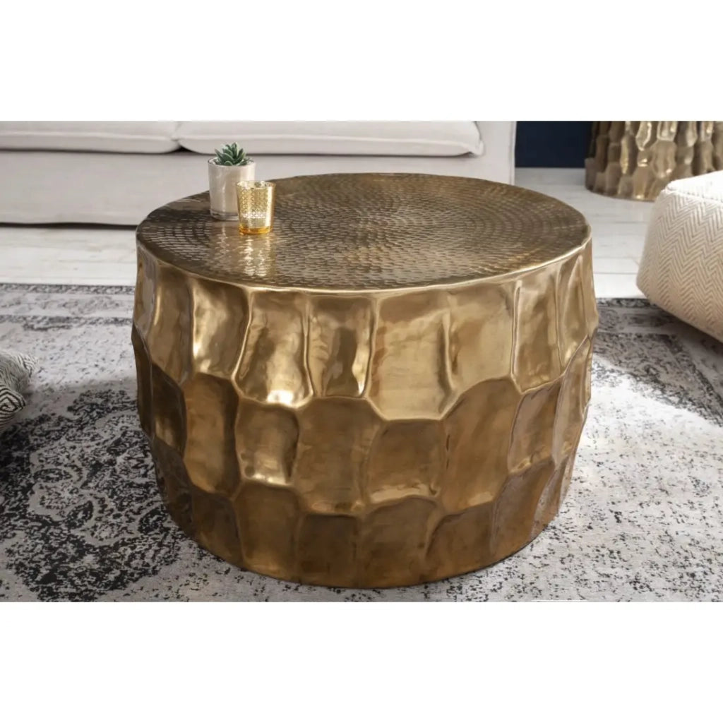 Tavolino basso TRIANE dorato 70 cm – Alluminio martellato con design a rilievo geometrico