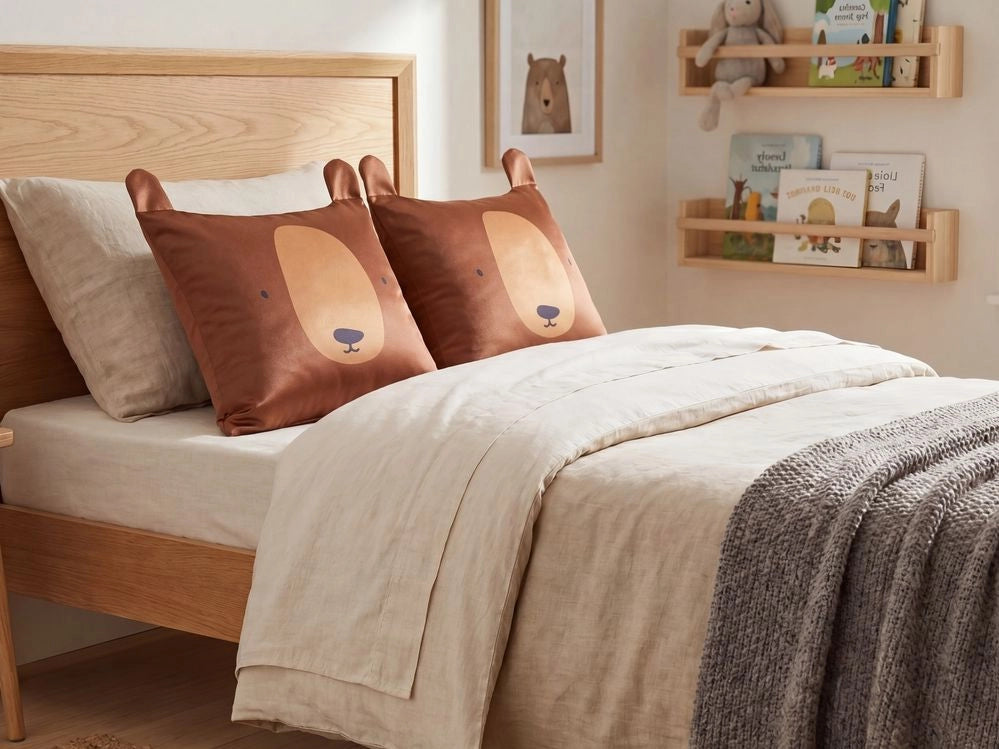 Set di 2 cuscini decorativi in cotone marrone 45 x 45 cm con motivo a orso, sfoderabili, accessori moderni per la camera da letto e il soggiorno.