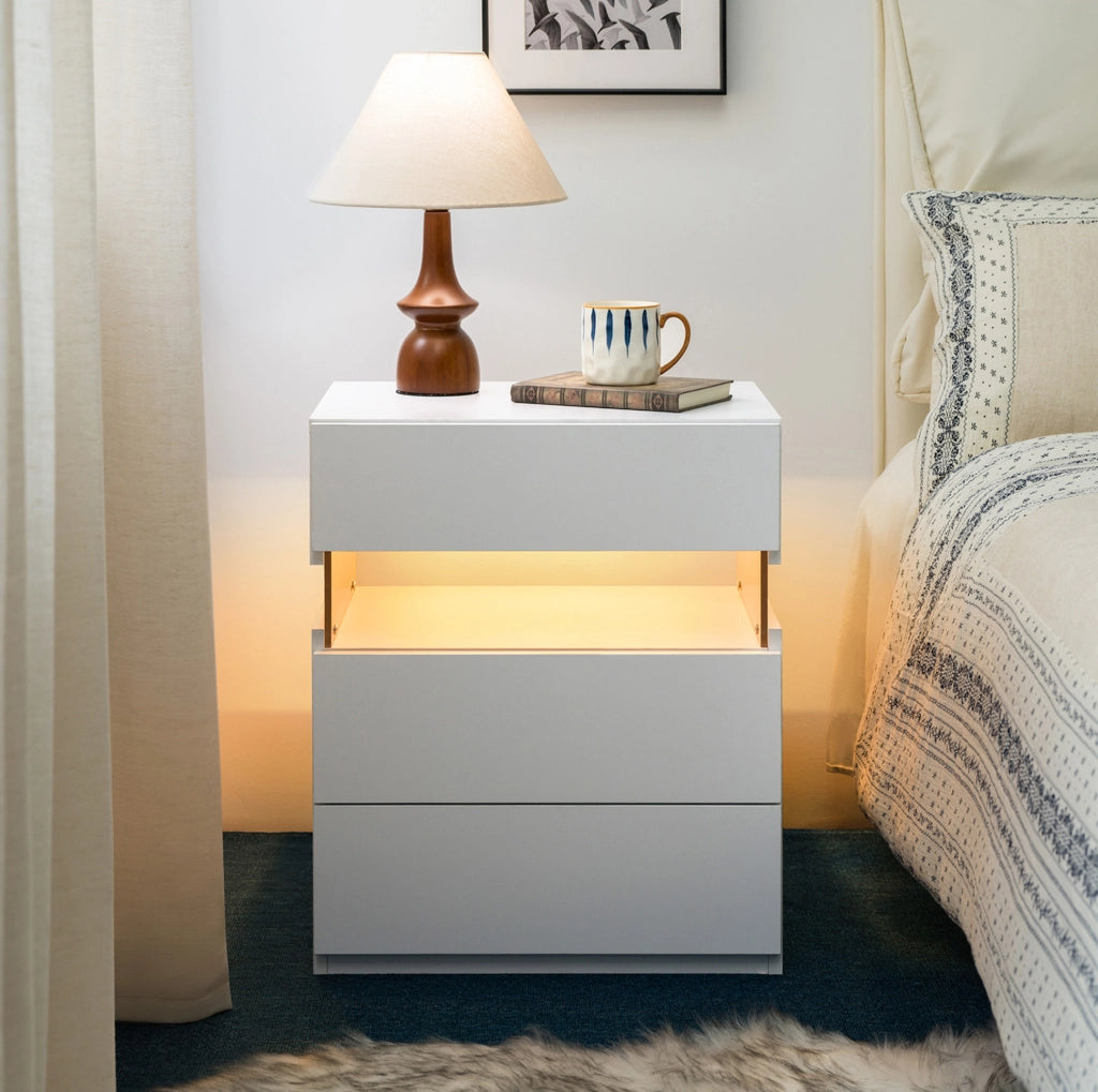 Comodino bianco in legno ingegnerizzato, 3 cassetti e LED RGB