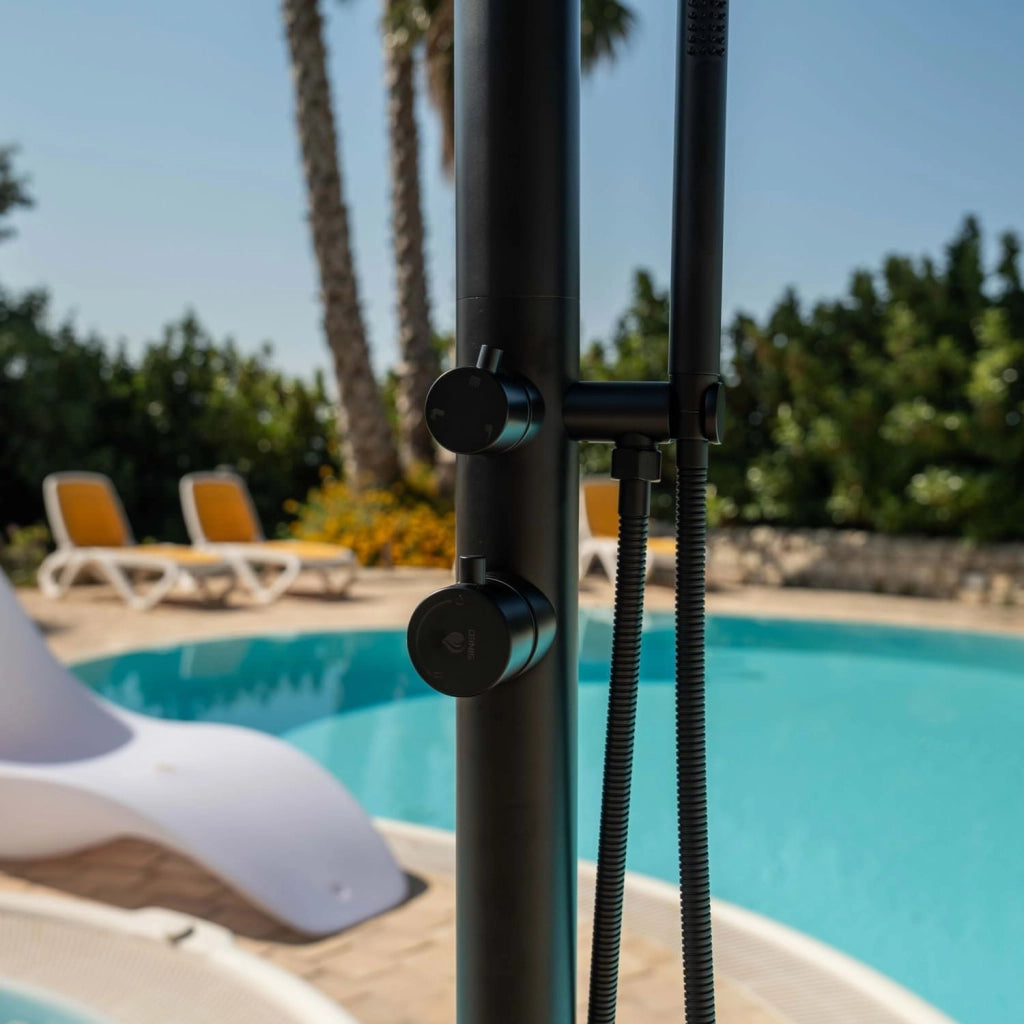 SINED Doccia da Giardino con Miscelatore e Doccetta Corpo in Acciaio Inox AISI 316L Colore Nero Satinato Alimentazione Acqua Calda e Fredda Modello DOCCIA PULA NERA