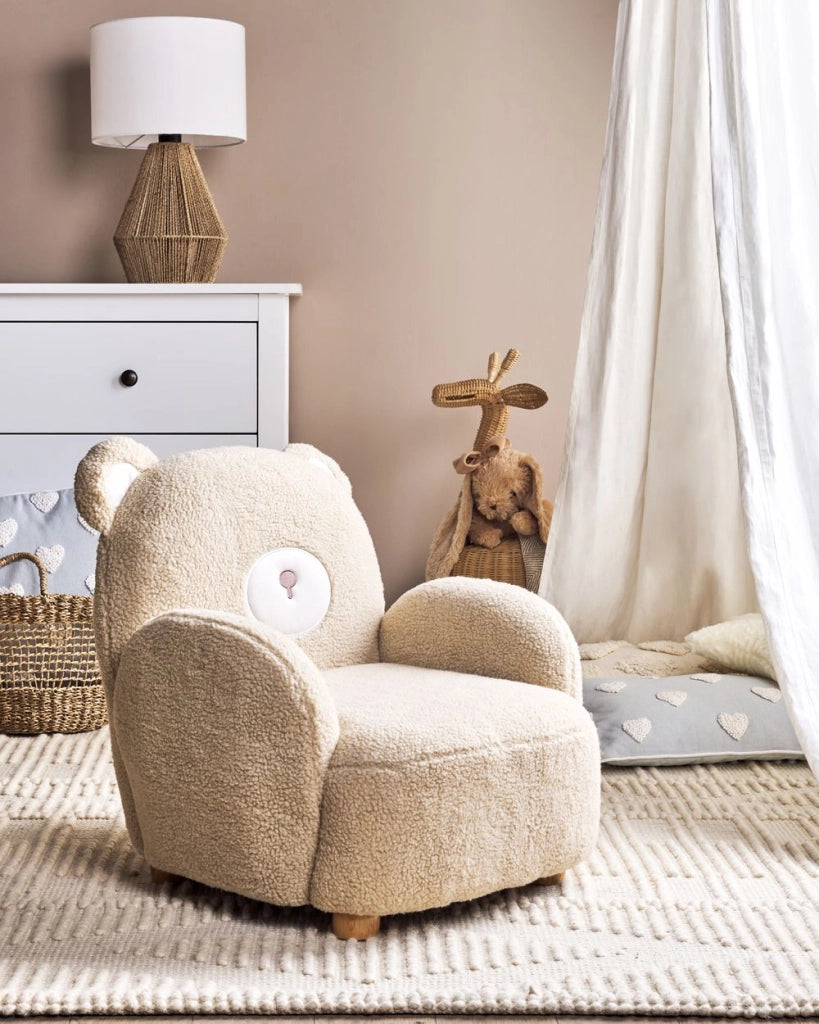 Sedia per animali Rivestimento in pelliccia sintetica beige con braccioli Seduta per bambini Design moderno a forma di orso