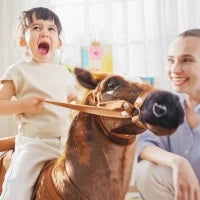 Cavallo a Dondolo per Bambini 2+ Anni con Nitrito, Sella e Staffe, in Peluche e Metallo, 85x28x60 cm, Marrone