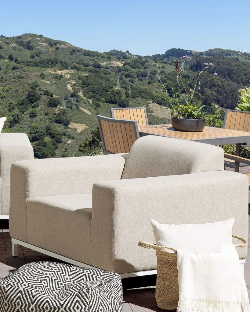 Set di 2 poltrone da giardino tessuto beige gambe alluminio bianco tappezzeria interni ed esterni mobili resistenti agli agenti atmosferici