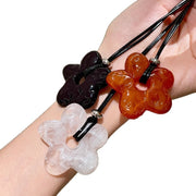 Semplice collana lunga floreale dal tocco sofisticato, caratterizzata da un esclusivo design a petali traforati.