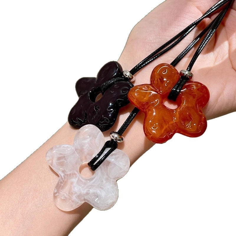 Semplice collana lunga floreale dal tocco sofisticato, caratterizzata da un esclusivo design a petali traforati.