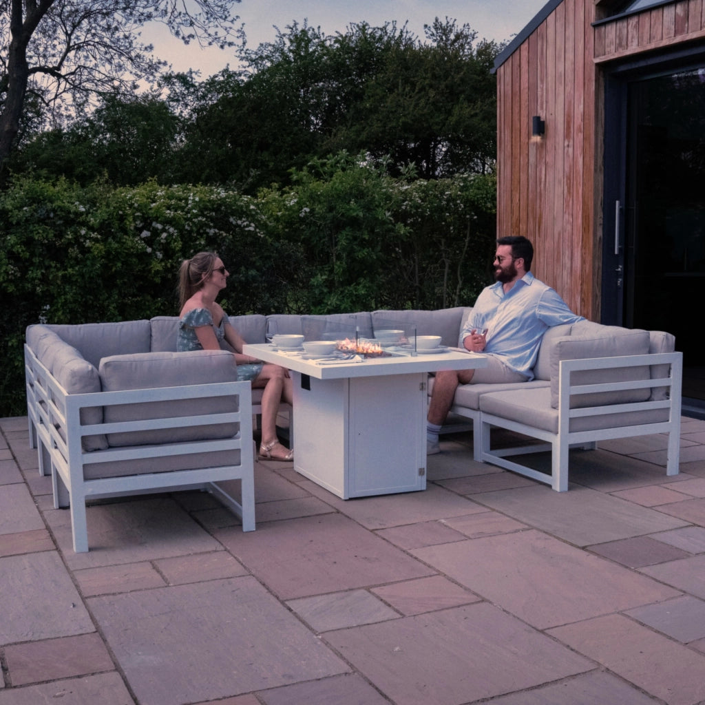 Set da Giardino Modulabile Bianco 9 Pezzi con Divano, Tavolo e Braciere da Esterno