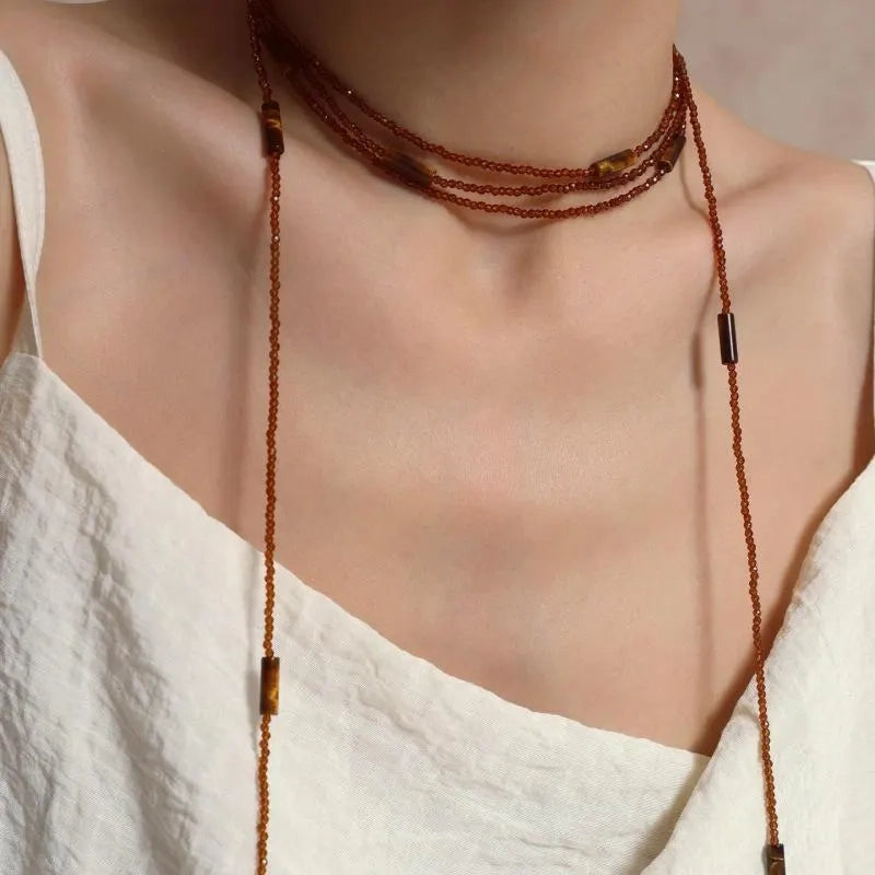 Collana fatta a mano con perline di cristallo marrone: gioiello leggero con perline.