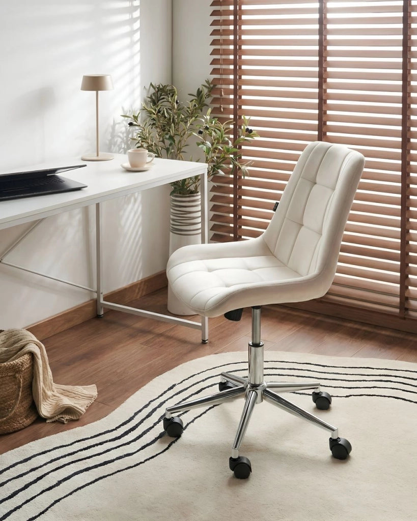 Sedia da ufficio con seduta e schienale in velluto bianco sporco girevole regolabile in altezza moderna per ufficio domestico