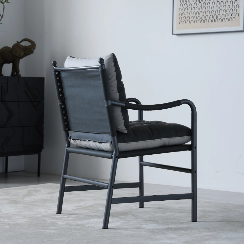 Poltrona moderna stile mid century in pelle con struttura in metallo nero per soggiorno e camera da letto, nero
