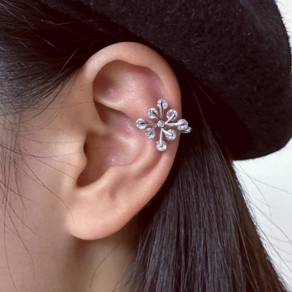 Squisiti orecchini a clip floreali con zirconi e un design a fiocco di neve super scintillante