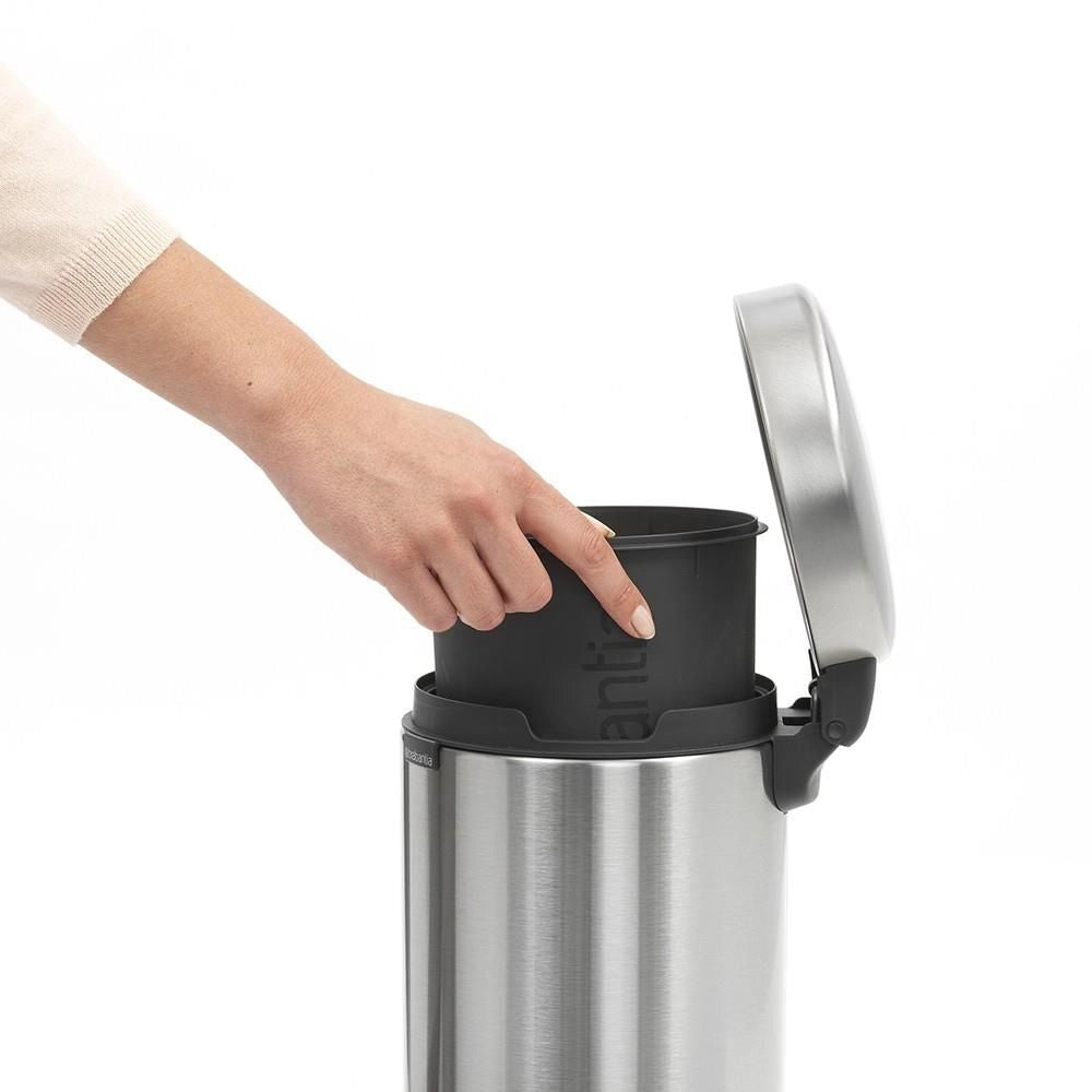Brabantia 112164 NewIcon Pattumiera a Pedale 3 L Acciaio Satinato Antimpronta Chiusura Ammortizzata Silenziosa Secchio Interno Rimovibile colore Acciaio Satinato