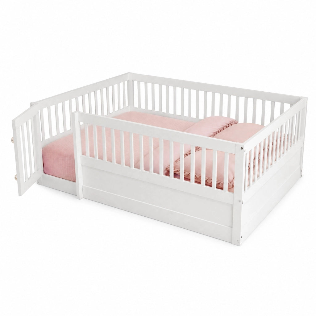 Letto a pavimento per bambini 140 × 200 cm con barriera e porta apribile in legno bianco
