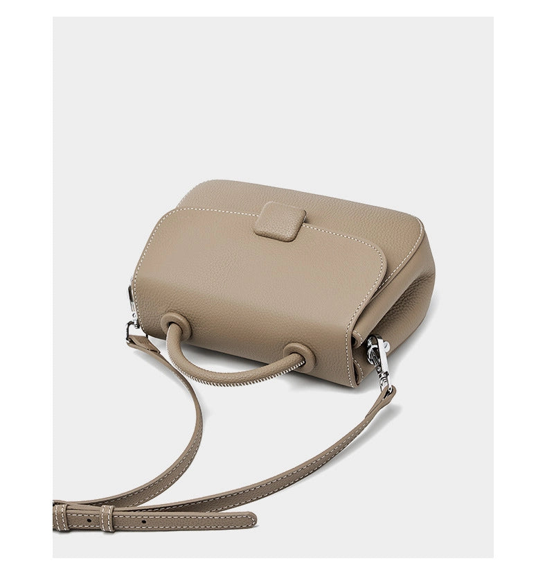 Borsa a tracolla classica da donna in vera pelle, colore grigio.