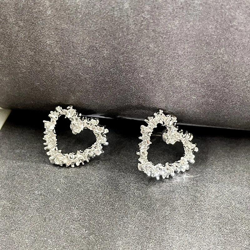 Orecchini a perno a forma di cuore in argento per donna, stile di nicchia, nuovi orecchini a cuore traforati in argento con ago